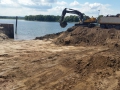 Ontgraven puin uit oever